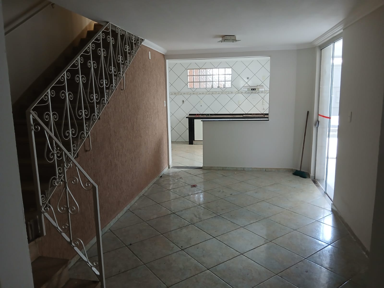 Sobrado 3 dormitórios com 1 suíte e garagem para 3 carros