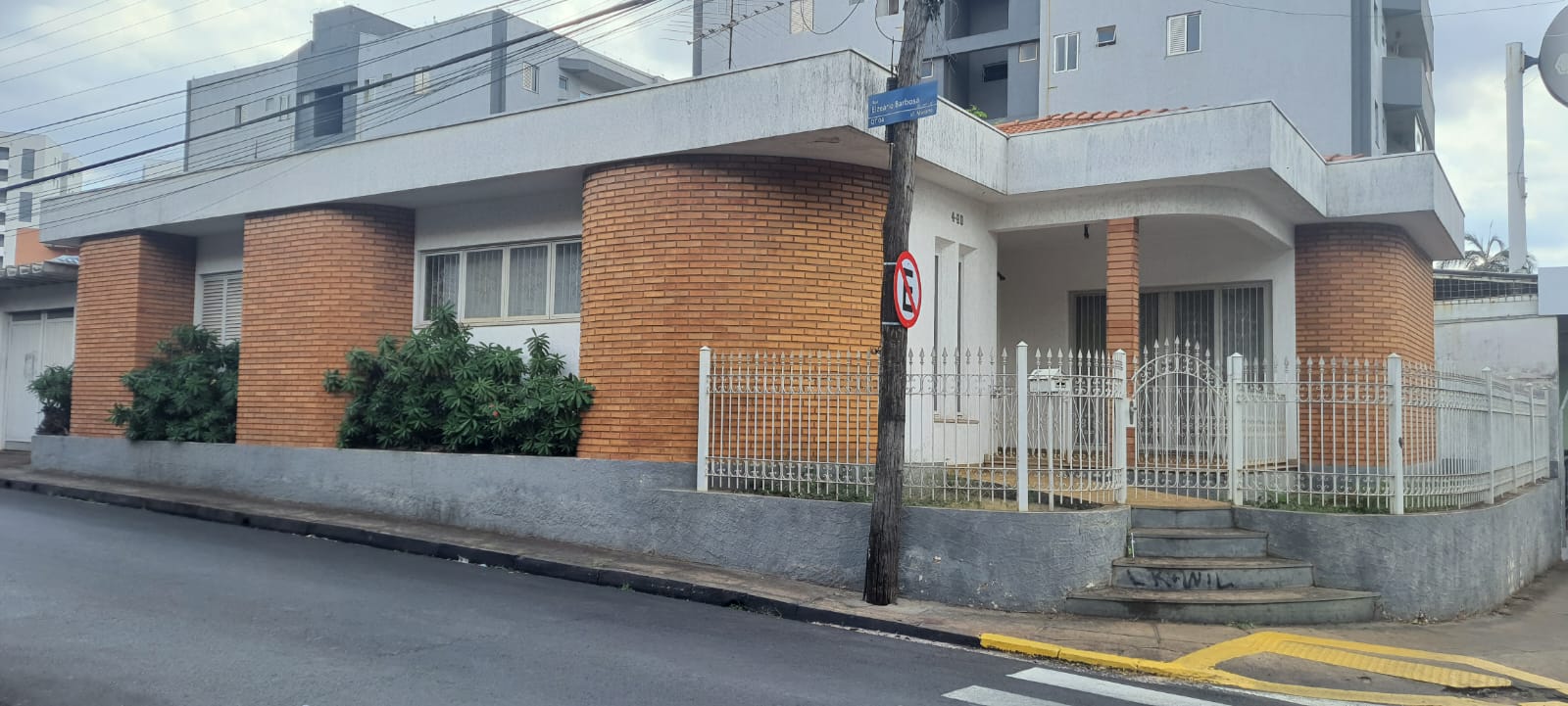 🏡 Prédio/Casa Comercial na Quadra 4 da Avenida Getúlio Vargas super bem localizada.